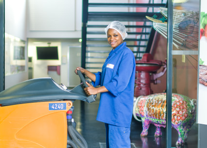 Reinungsfrau bei der Arbeit Reinungsfrau bei der Arbeit